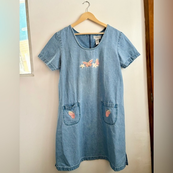 Dresses & Skirts - Vintage Compliments Embroidered chambray dress